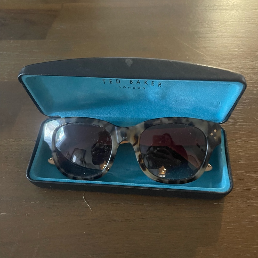 Tortoise sunglasses - peach legs
